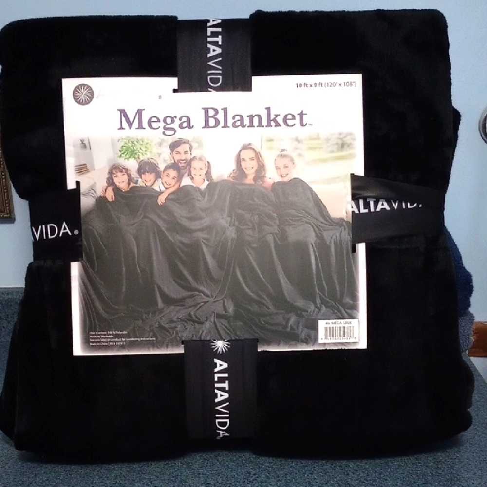 Altavida Black Mega Blanket NWT